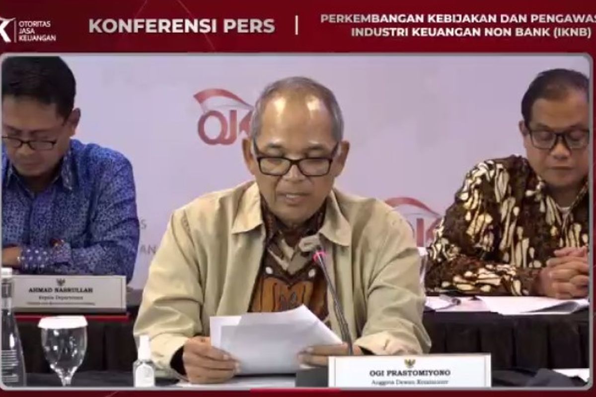 Kepala Eksekutif Pengawas Industri Keuangan NonBank (IKNB) Otoritas Jasa Keuangan Ogi Prastomiyono dalam konferensi pers, Kamis (2/2/2023)