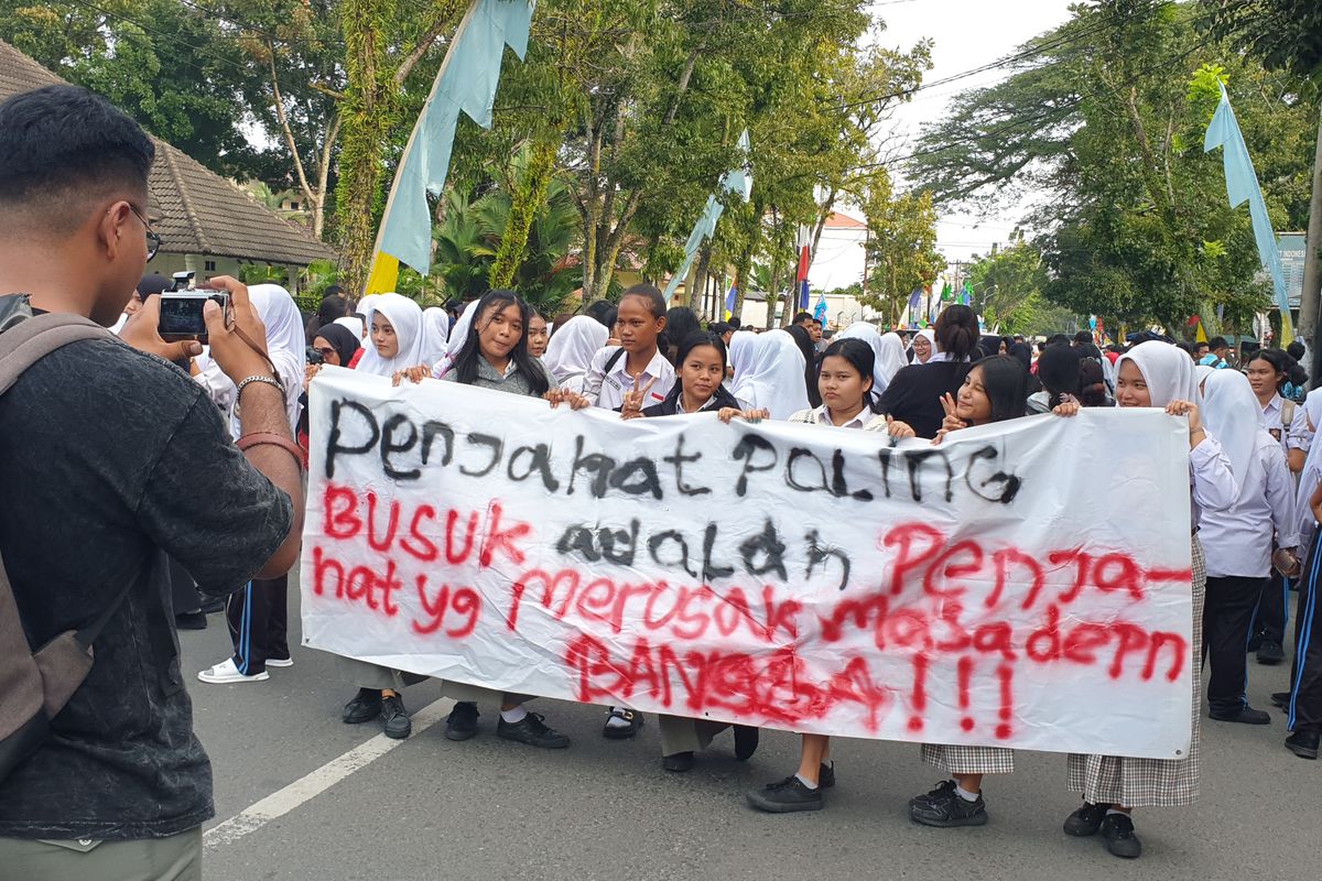 Ratusan siswa bersama sejumlah orangtua siswa memenuhi Jalan Teuku Dik Ditiro, Kota Medan, tepatnya di depan SMK Negeri 10 Medan pada Rabu (12/2/2025)