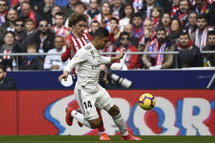 Antoine Griezmann mencoba merebut bola dari penguasaan Casemiro pada pertandingan Atletico Madrid vs Real Madrid di Stadion Wanda Metropolitano dalam lanjutan La Liga Spanyol, 9 Februari 2019. 