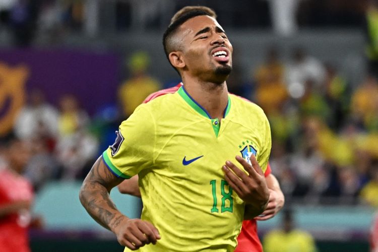 Gabriel Jesus saat melawan Swiss pada laga Grup G Piala Dunia 2022 di Stadion 974, Doha, Qatar, Senin (28/11/2022). Terkini, Gabriel Jesus dipastikan absen pada sisa pertandingan Piala Dunia 2022 karena cedera lutut kanan. (Foto oleh Anne-Christine POUJOULAT / AFP)