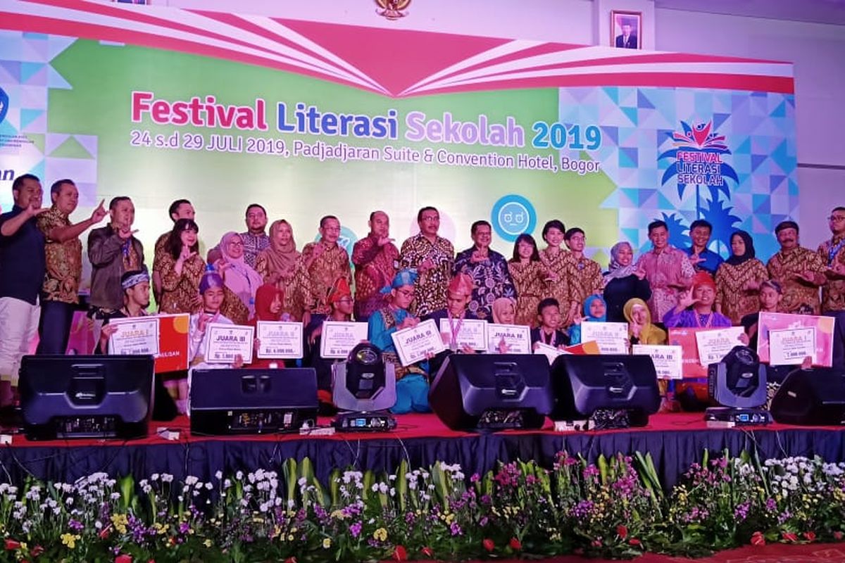 Festival Literasi Sekolah (FLS) 2019 SMA telah ditutup pada Minggu (28/07/2019) dalam acara Malam Apresiasi FLS 2019 di Bogor, Jawa Barat.