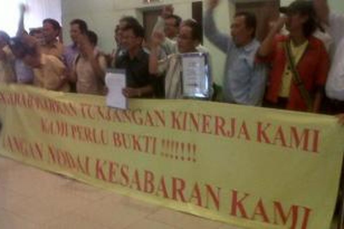 Ratusan karyawan UI berunjuk rasa di gedung rektorat dengan membentangkan poster menuntut tunjangan kinerja mereka yang tak lagi mereka terima sejak Juli 2012, Kamis (4/9/2014). 