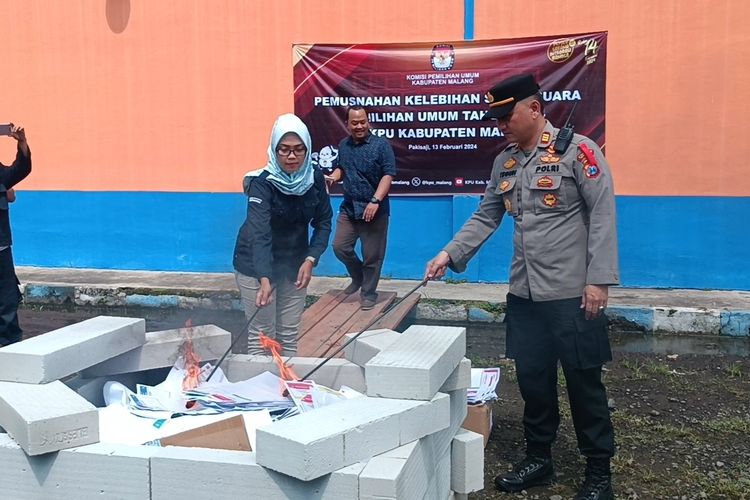 Pemusnahan kelebihan surat suara Pemilu 2024 di KPU Kabupaten Malang, Selasa (13/2/2024).