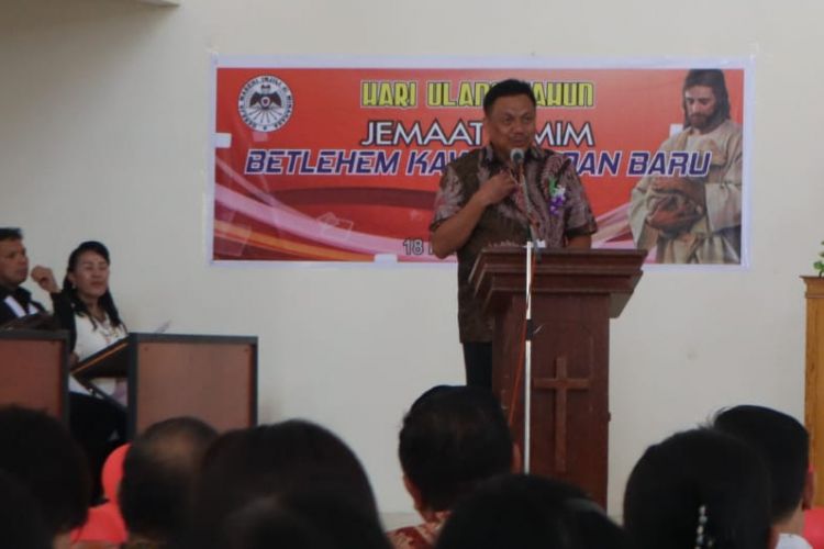 Gubernur Sulawesi Utara Olly Dondokambey saat menghadiri ibadah di GMIM Betlehem Kawangkoan Baru di Minahasa Utara. 