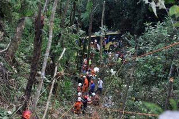 Pasukan penyelamat berusaha mengevakuasi korban bus yang jatuh ke dalam sebuah jurang di dekat lokasi wisata dataran tinggi Genting, Malaysia. Dikhawatirkan 30 orang penumpang tewas.