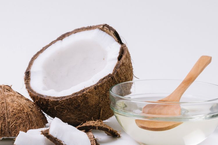 Penelitian menunjukkan bahwa minyak kelapa memiliki sifat antimikroba sehingga dapat dicoba sebagai cara mengobati sariawan yang disebabkan oleh bakteri.