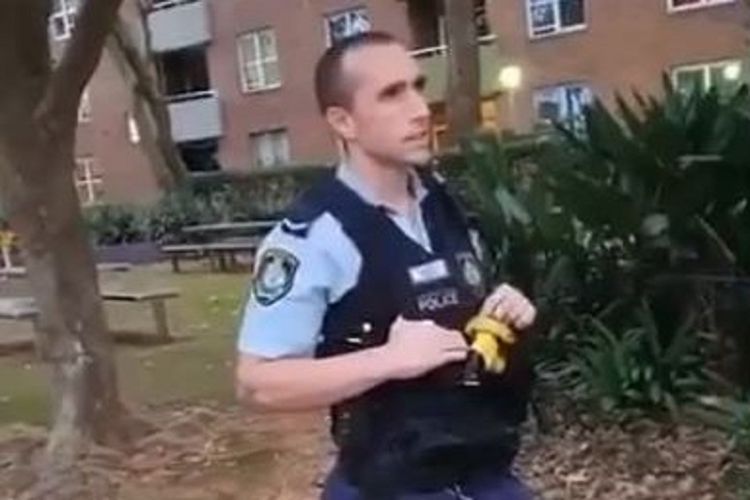 Aparat Kepolisian New South Wales yang terekam menendang dan menjatuhkan seorang remaja Aborigin di Sydney, Senin (1/6/2020). 