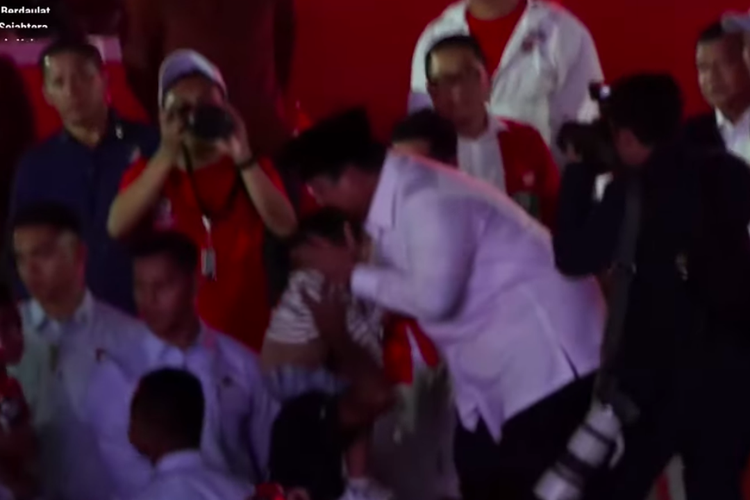 Momen Prabowo Peluk dan Cium Anak-anak di Karnaval HUT Ke-80 RI. (YouTube Sekretariat Presiden)