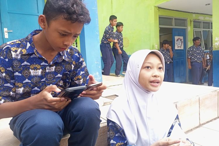 Dua pelajar SMPN 1 Ciawi yang jago berdansa, Keysha dan Devina mengaku kaget dan tak menyangka mendapat dukungan dan apresiasi dari Agnez Mo saat ditemui di sekolah, Ciawi, Kabupaten Bogor, Jawa Barat, Selasa (17/1/2023).