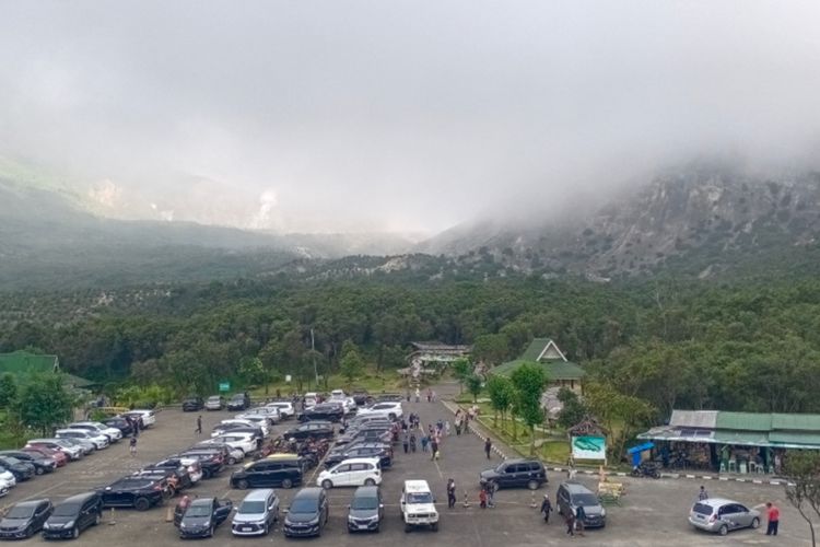 Suasana Gunung Papandayan Garut dari menara Pandang yang dibangun di area parkir kendaraan pengunjung. Dari tempat ini, pengunjung bisa berjalan kaki ke kawah yang jaraknya tidak sampai 2 kilometer atau menikmati taman dan pemandian air panas di dekat area parkir