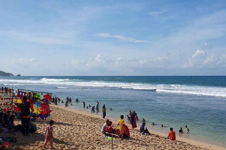Wisatawan Memadati Kawasan Pantai Sepanjang, Gunungkidul, DI Yogyakarta Rabu (4/5/2022)