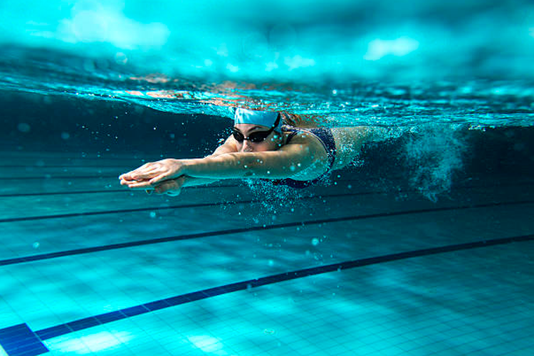 Berenang bisa menurunkan berat badan dan mengecilkan perut buncit