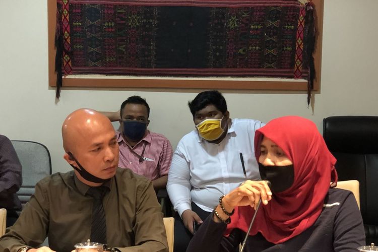 Nadimah (jilbab merah) bersama kuasa hukumnya, Ranto Sibarani (kiri), saat rapat dengar pendapat (RDP) di DPRD Sumut, Medan, Kamis 6 Agustus 2020