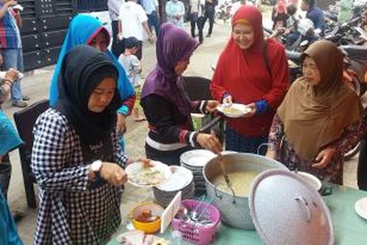 Warga makan kaldu bersama setelah mencoblos di TPS 17 Desa Kolor, Kecamatan Kota Sumenep.