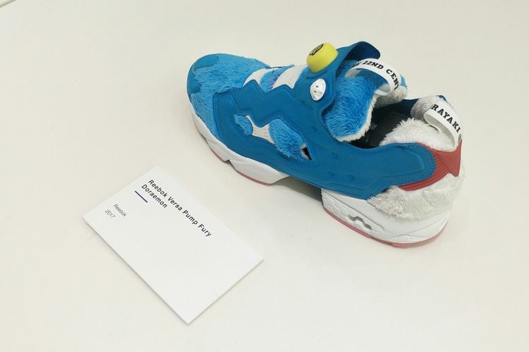 Salah satu koleksi langka Atmos Reebok Versa Pump Fury Doraemon. 