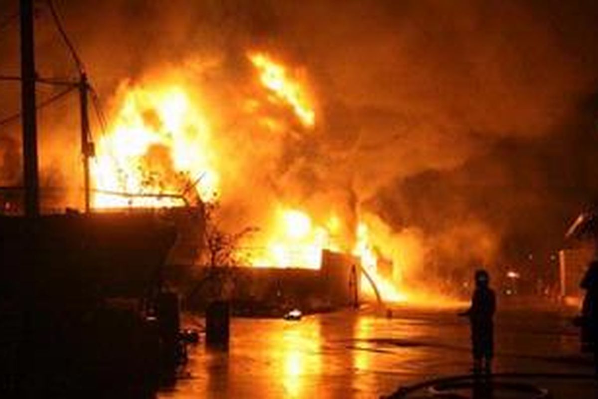 Ilustrasi : Api membubung hingga 20 meter tingginya pada kebakaran yang berlangsung di gudang oli di Kawasan Pergudangan Industri Pluit Karang Karya Barat, Penjaringan, Jakarta, Kamis (22/32012). Api masih menyala hingga Jumat (23/3/2012) dan tumpahan oli mengalir keluar gedung hingga memenuhi selokan di sepanjang jalan tersebut juga membentuk kubangan oli di jalan sepanjang 15 meter.