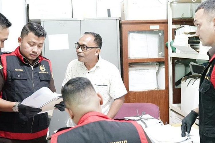 Tim penyidik Kejaksaan Negeri Aceh Timur menggeledah Kantor Dinas PUPR Aceh Timur, Senin (12/6/2023). 