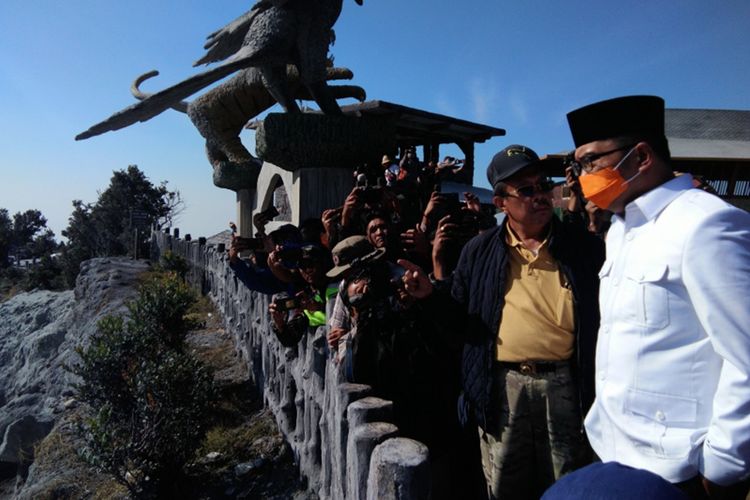 Gubernur Jawa Barat Ridwan Kamil saat meninjau aktivitas kondisi Gunung Tangkuban Parahu beberapa waktu lalu.