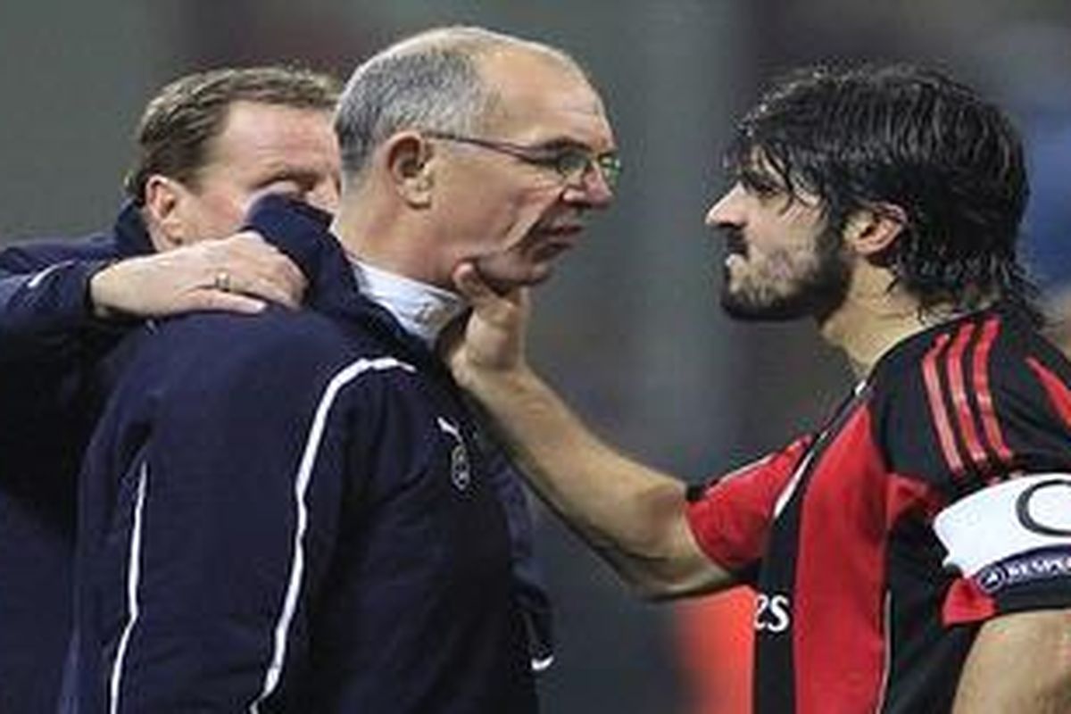 Gelandang AC Milan, Gennaro Gattuso  berdebat dengan asisten manajer Tottenham Hotspur, di San Siro, Selasa (15/2/2011).