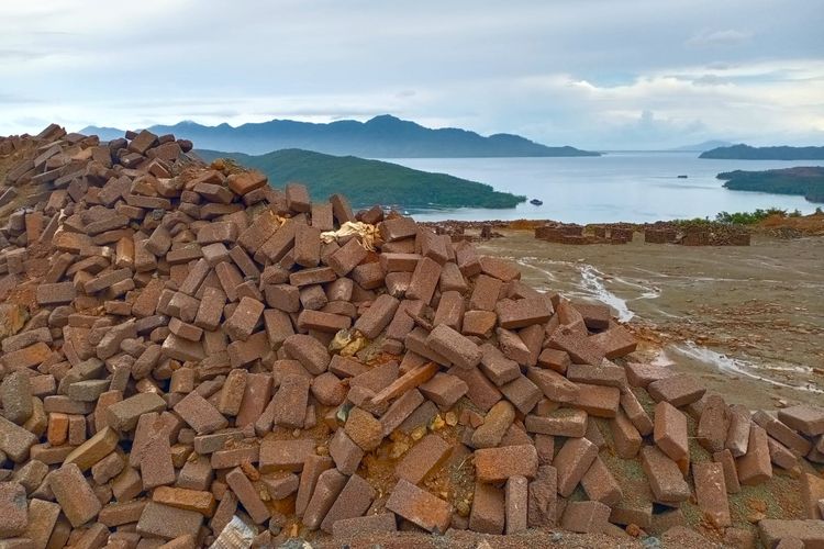 PT Trimegah Bangun Persada atau Harita Nickel memanfaatkan sisa hasil pengolahan (SPH) smelter, slag nikel, menjadi material bangunan batako. Dalam sehari, Harita Nickel mampu memproduksi 40.000 batako.