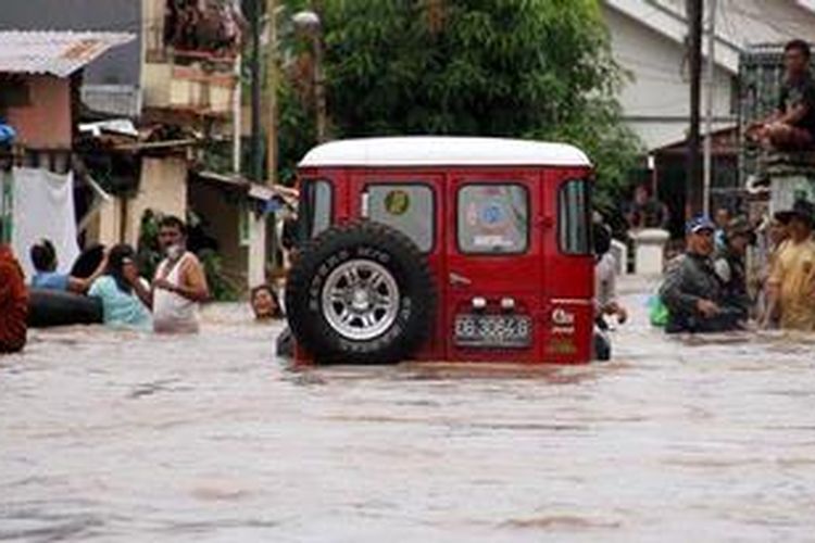 Sebuah mobil terjebak banjir di Kelurahan Ketang Baru, Kecamatanh Singkil, Manado sewaktu Kota Manado dilandan banjir dan tanah longsor.