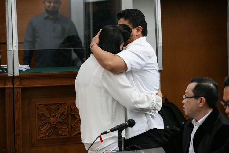 Terdakwa kasus pembunuhan berencana Nofriansyah Yosua Hutabarat (Brigadir J), Putri Candrawathi dan Ferdy Sambo berpelukan saat menjalani sidang di Pengadilan Negeri Jakarta Selatan, Selasa (8/11/2022). Jaksa Penuntut Umum menghadirkan 10 orang saksi pada persidangan kali ini.