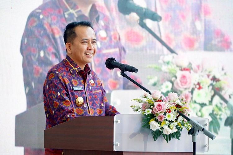 Penjabat (Pj) Gubernur Sumatera Selatan (Sumsel) Agus Fatoni saat menghadiri Hari Ulang Tahun (HUT) ke-22 IIPK Bank Sumsel Bangka Belitung (BSB) di Kantor Pusat BSB Jakabaring, Palembang, Sumsel, Kamis (1/02/2024).
