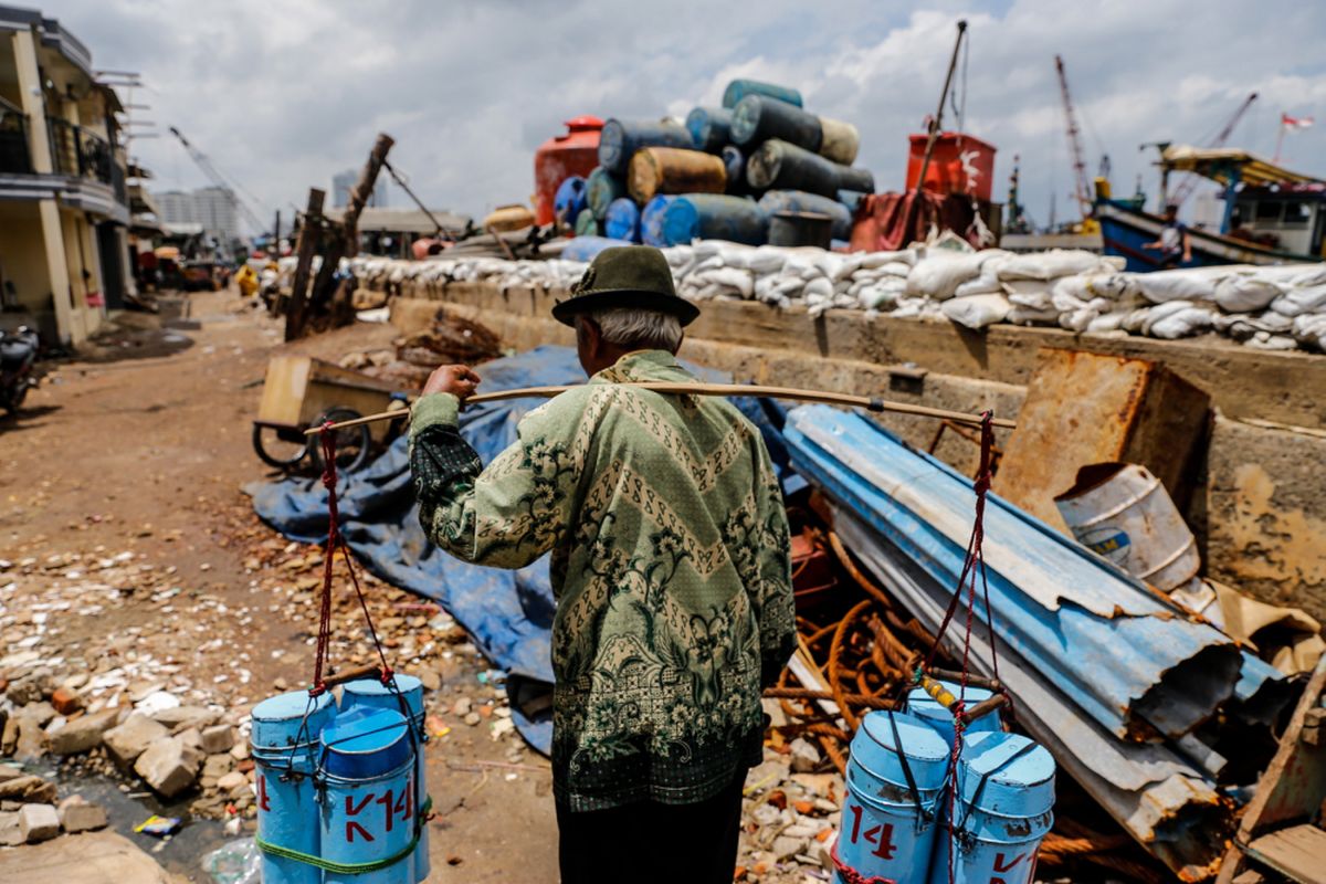 Warga beraktivitas di permukiman kumuh kampung nelayan Muara Baru, Penjaringan, Jakarta Utara, Sabtu (20/1/2018).  