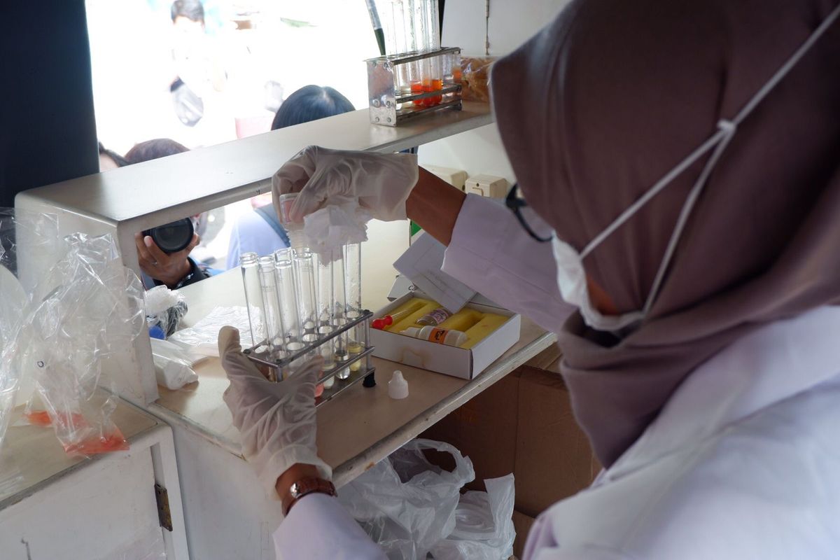 Petugas menguji sampel makanan yang diambil dari pasar takjil di Buleleng, Bali, Rabu (5/4/2023).