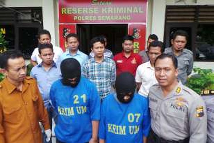 Kapolres Semarang, AKBP V Thirdy Hadmiarso menunjukan dua orang tersangka kasus laporan palsu di Mapolres Semarang, Rabu (19/10/2016).
