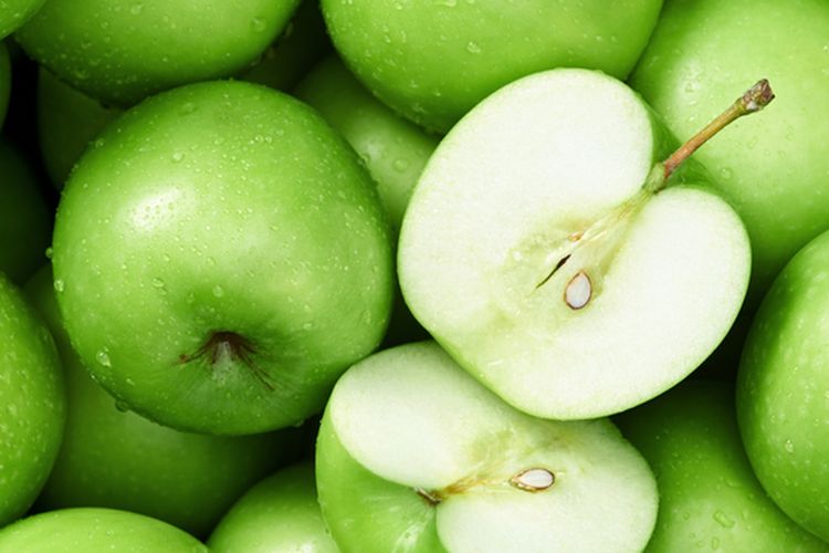 Buah apel hijau atau dikenal juga sebagai apel Malang memiliki banyak manfaat untuk kesehatan. 