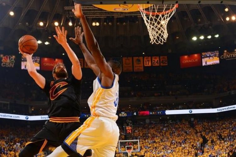 Forward Cleveland Cavaliers, Kevin Love, mencoba memasukkan bola ke keranjang Golden State Warriors pada final NBA 2016 gim ke-7 di Oracle Arena, Minggu (19/6/2016). 