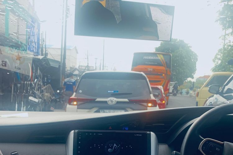 Pemandangan macet di Surabaya pada siang hari, Senin (17/2/2024) siang.