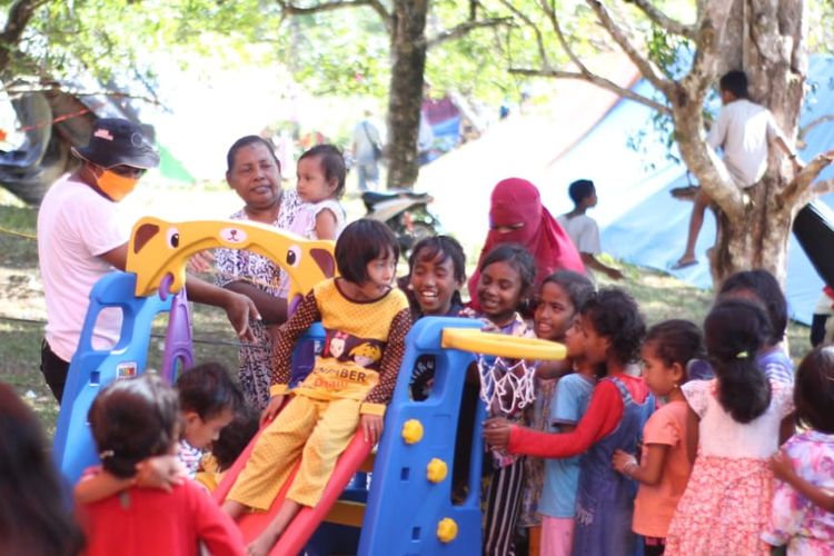 Anak-anak pengungsi korban gempa Ambon, menikmati sajian permainan di Taman Ceria Dompet Dhuafa di tempat pengungsian. 