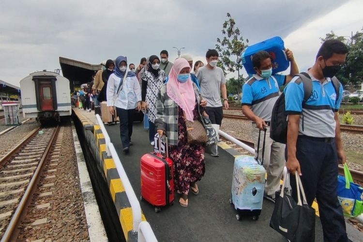 Ribuan pemudik mulai mendatangi Staisun Cirebon Jawa Barat pada Jumat (23/12/2022). Humas PT KAI Daop III Cirebon memprediksi hari ini merupakan puncak kedatangan penumpang dalam momen nataru tahun ini.