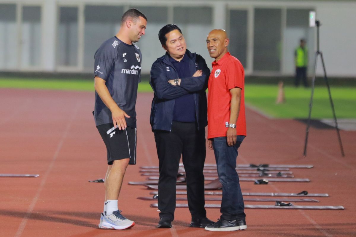 Kepala Pencari Bakat Timnas Indonesia, Simon Tahamata, berbicara dengan Ketua Umum PSSI, Erick Thohir, di sela-sela sesi open training di Stadion Madya, Senayan, pada Senin (2/6/2025) jelang laga Kualifikasi Piala Dunia 2026 Zona Asia kontra China.