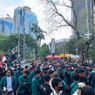 Massa Demo Tolak Kenaikan Harga BBM Semakin Ramai, Mahasiswa Universitas Ibnu Khaldun Tiba di Kawasan Patung Kuda 