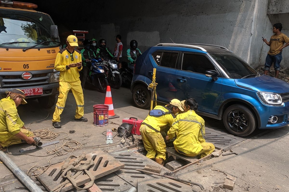 Perbaikan penutup saluran air di underpass Manggarai, Jakarta Selatan yang amblas, Kamis (17/10/2019).