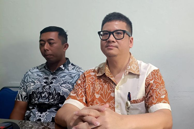 Spesialis forensik RSUP Prof IGNG Ngoerah Hengky, saat menjelaskan rencana otopsi terhadap jenazah mantan Bupati Jembrana Ida Bagus Ardana (84), dan istrinya, AA Sri Wulan Trisna (66), pada Jumat (9/8/2024). Kompas.com/ Yohanes Valdi Seriang Ginta