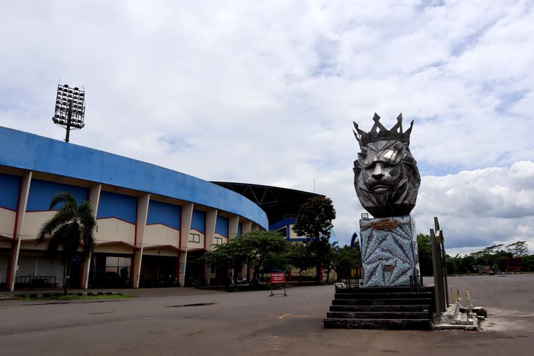 Suasana sepi halaman stadion pasca 4 bulan terjadinya Tragedi Kanjuruhan di Stadion Kanjuruhan Kepanjen, Kabupaten Malang, Rabu (1/2/2023) siang. 