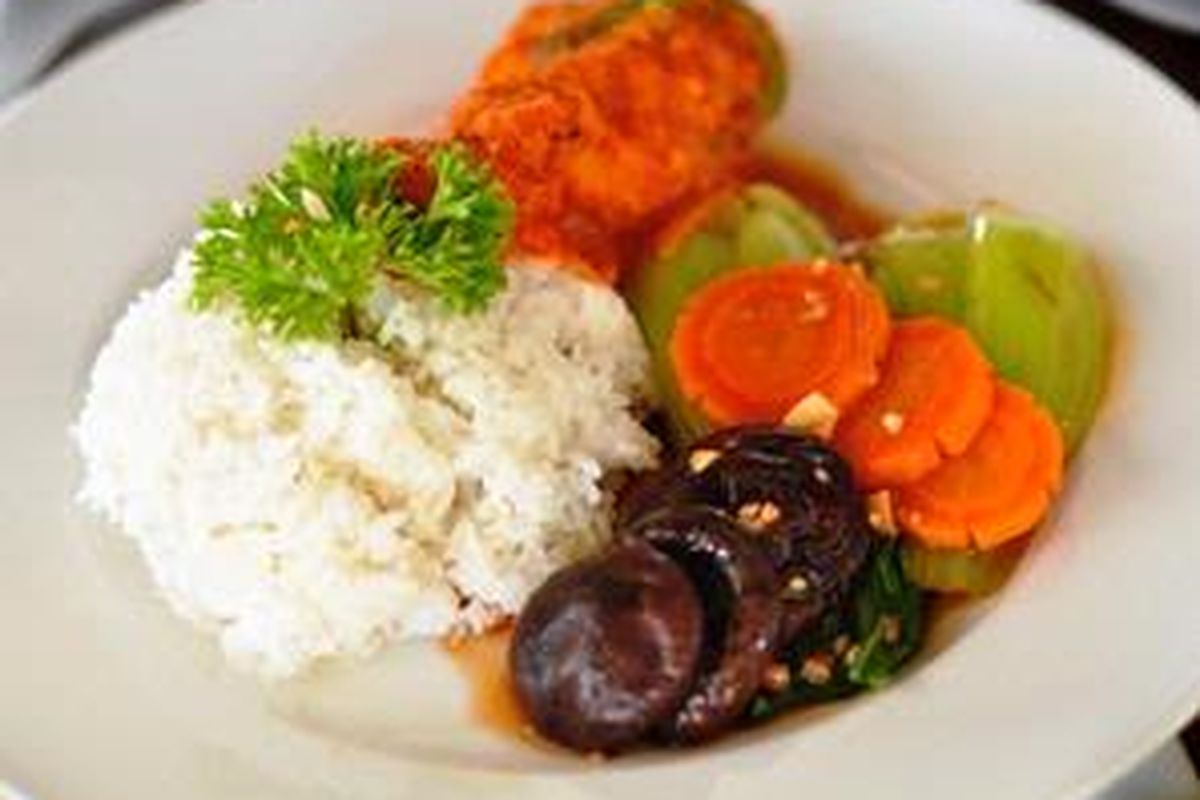 Boleh kok, makan nasi putih, tetapi batasi porsinya hingga seperempat dari piring Anda saja.