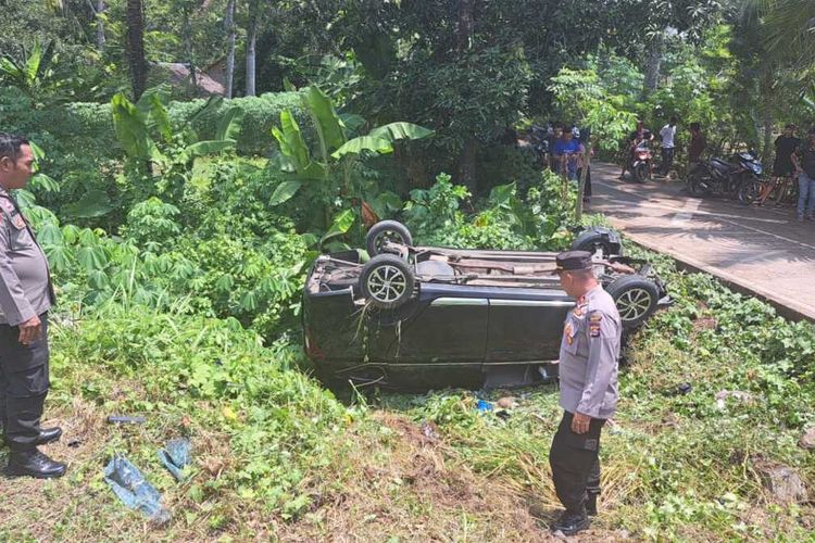 Kondisi kendaraan pemudik setelah tertabrak kereta api barang di Serang, Banten. Empat orang mengalami luka-luka dan dalam penanganan tim medis klinik terdekat.