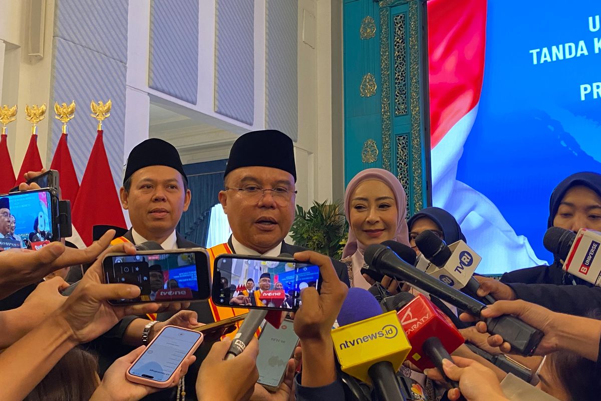 Wakil Ketua DPR RI Sufmi Dasco Ahmad usai menerima tanda kehormatan dari Presiden Prabowo Subianto di Istana Negara, Kompleks Istana Kepresidenan, Jakarta Pusat, Senin (25/8/2025). 