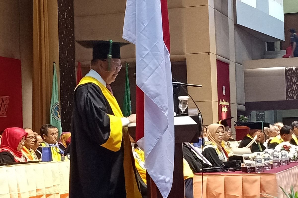 Mantan Wakil Presiden RI, HM Jusuf Kalla menyampaikan pidato ilmiahnya dalam Rapat Senat Terbuka Universitas Negeri Padang, Kamis (5/12/2019)