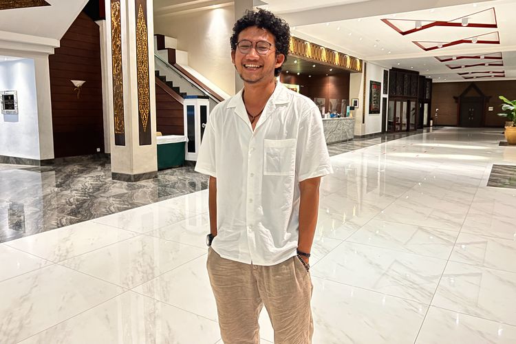 Konten kreator Firly Adhyatma Rusli berpose di sela-sela acara Jelajah #SerunyaIndonesia, di Parapat, Sumatera Utara, Rabu (10/8/2022). Firly merupakan penggagas konsep Traveling with Strangers di media sosialnya.