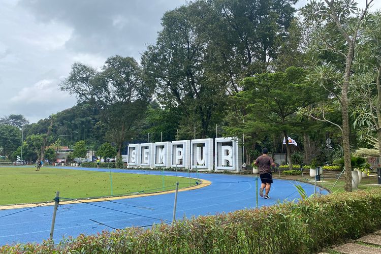 Orang berlari di jogging track lapangan Sempur pada pagi hari, Sabtu (4/2/2023). 