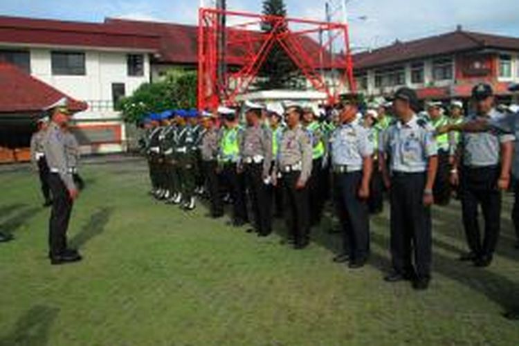 Direktur Lantas Polda Bali, Komisaris Besar Polisi Wayan Sunartha memimpin apel pasukan Operasi Zebra 2014, Denpasar, Bali, Rabu (26/11/2014).