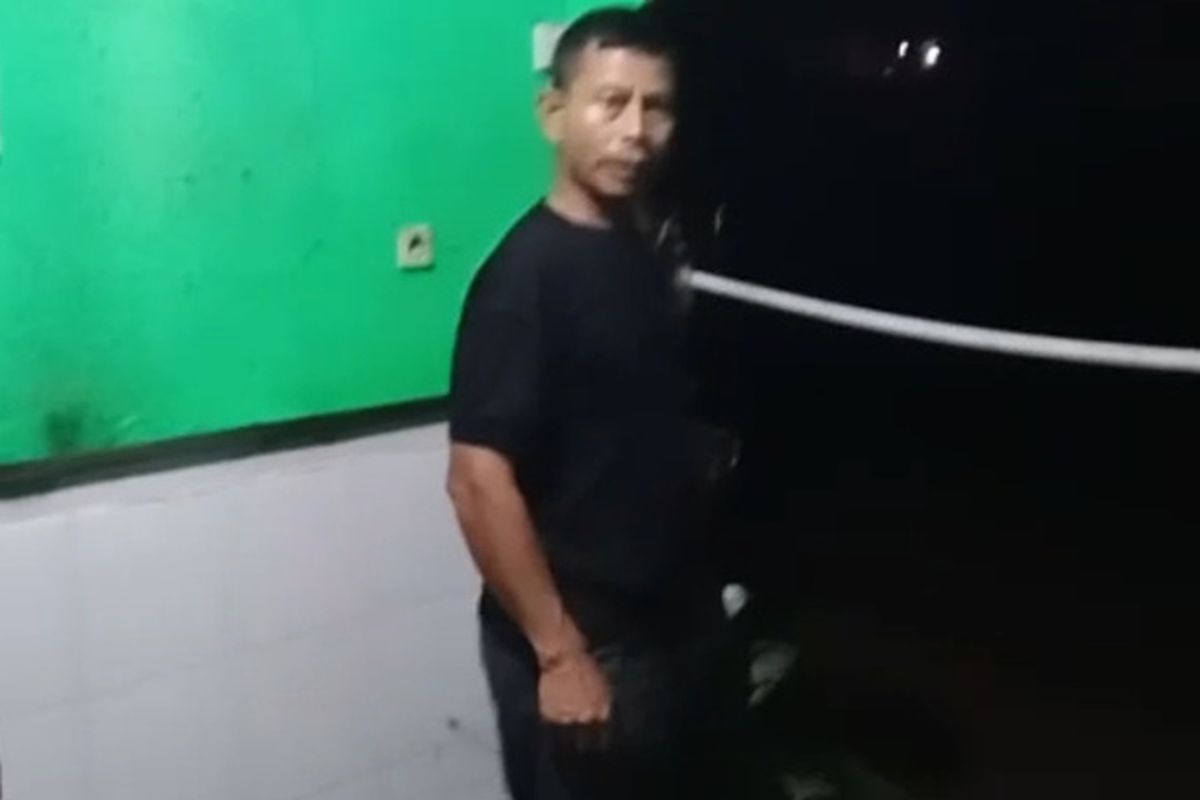 Salah satu rumah warga di Kecamatan Dayeuhkolot, Kabupaten Bandung, Jawa Barat, jebol akibat tak kuat menahan aliran sungai Cigede pada Senin (25/12/2023) dini hari tadi