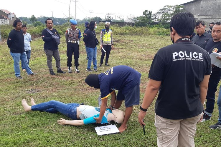 Pelaku pembunuhan gadis 15 tahun Nanang Tri Hartanto memperagakan adegan pembunuhan dalam pra-rekonstruksi di Desa Pandeyan, Kecamatan Grogol, Sukoharjo, Jawa Tengah, Rabu (8/2/2023).