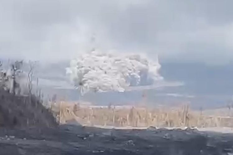 Awan panas yang meluncur dari kawah Gunung Semeru, Kamis (16/12/2021)